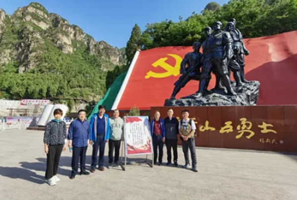 在狼牙山五壯士雕塑前合影_副本.jpg