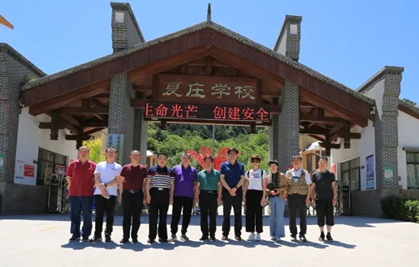 联谊会领导与阜平县教体局及学校领导合影_副本_副本.jpg