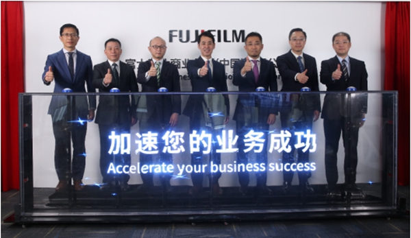 内藤董事长与公司高层管理团队宣布品牌口号_副本.jpg