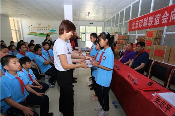 联谊会领导为学生赠送学习用品_副本.jpg
