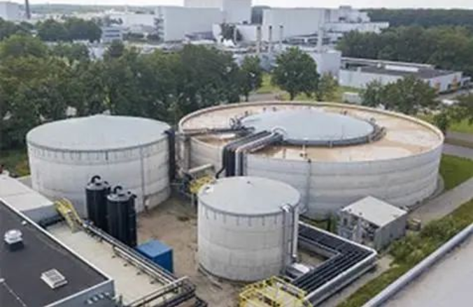 位于荷蘭的FUJIFILM Manufacturing Europe B.V.的大型廢水處理設施，與鄰近公司共享。.png